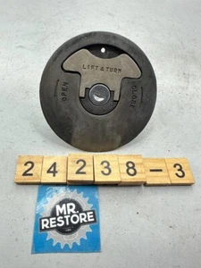 Tapa de combustible Suzuki GSXR1100 GSXR750 GSXR400 RG500 Gamma OEM - Imagen 1 de 2