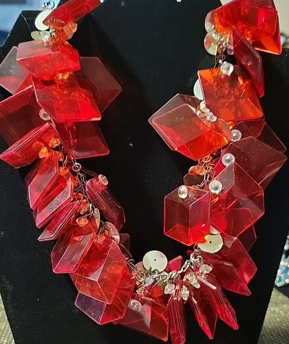 VETEMENTS Collana di perle rosse acriliche 16 pollici tono argento