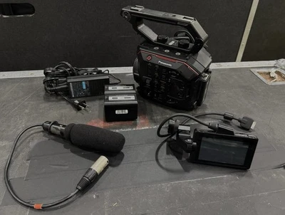 Cámara de cine portátil Panasonic (AU-EVA1) 5,7 K - negra Foto 1 de 2