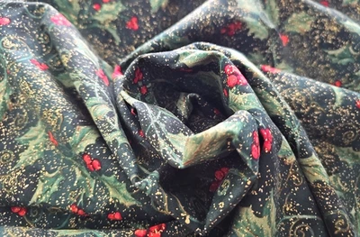 Tela Muelles Navidad Holidar HOLLY SCROLL METÁLICO 44" Ancho X 1 Yarda Largo Foto 1 de 4