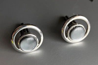 Círculos de plata Swank con piedras gris oscuro  Foto 1 de 3