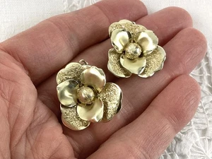 Orecchini vintage CORO clip on fiori testurizzati e lisci tono oro firmati anni 50-60 - Foto 1 di 6