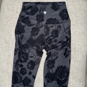 Lululemon Brisk Bloom Wonder Under Leggings Gray Black Floral Size 2 - Picture 1 of 6