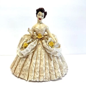 Vintage Porzellan Puppe Spitzenkleid Frau Figur gelb Blumen viktorianisch signiert - Bild 1 von 21
