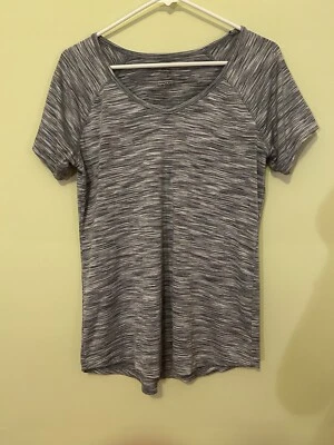 锐步女式灰色/白色条纹短袖 V 领上衣,尺寸 M — 第 1/3 张图片