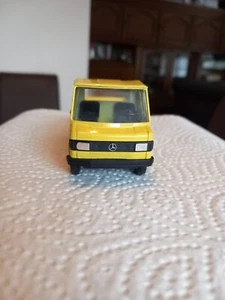 Cursor Mercedes - Benz 205 1:35 Gelb - Bild 1 von 9