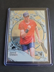 🎮2025 PANINI THE NATIONAL SILVER PACKS NATIONAL VINYL /99 JANNIK SINNER - Picture 1 of 2