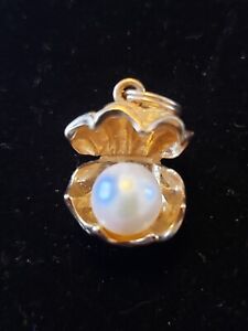 Gently Used Na Hoku Sultan 14k Yellow Gold & Pearl in Clam Shell Pendant