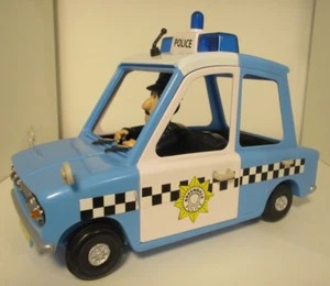Postman Pat Friction Powered Police Car & PC Selby Action Figure Toy Set 2006 - Picture 1 of 14