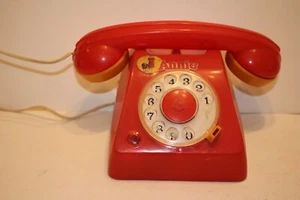 VINTAGE KLEINES WAISENKIND ANNIE ROTES SPIELZEUGTELEFON - Bild 1 von 10