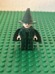LEGO HARRY POTTER 2010 PROFESSOR MINERVA MCGONAGALL DARK GREEN ROBE MINIFIGURE - Picture 1 of 2