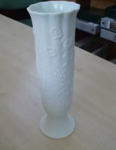 Kaiser porcelain footed vase, white , floral design , 620/22 - Picture 1 of 7