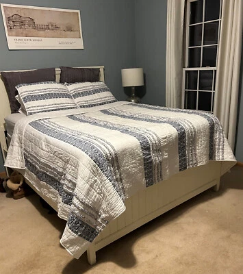 Juego de colcha Queen de 3 piezas azul y blanco con fundas usado en excelente estado de Target Foto 1 de 4