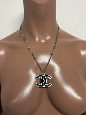 Collar Chanel 04P Plata Negro Logo CC De Colección Foto 1 de 4