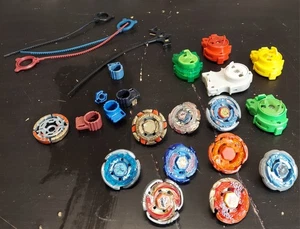 Beyblade Spinning Tops y Accesorios Lote Tops Lanzadores Ripcords (-) - Imagen 1 de 4