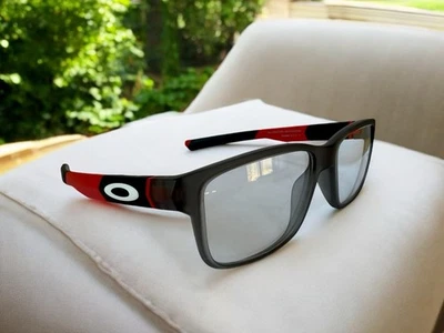 Monturas cuadradas Oakley OY8007 Field Day rojas y negras, 128 mm Foto 1 de 4