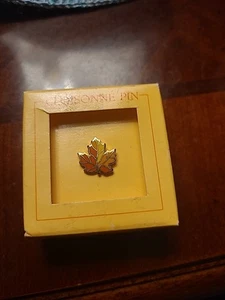 Neu verpackt Vintage 1983 Hallmark Cloisonné Herbst Herbst Maple Leaf Pin - Bild 1 von 4