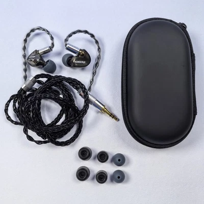 Shure SE535 Headphones Earphones Sound Isolating Wired In-Ear Earbuds Black Gold - Image 1 of 4