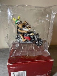 Carlton Cards Heirloom Collection ~ Rebel with a Claus ~ datiert 2002 Neu Open Box - Bild 1 von 3