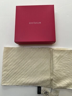 全新 W 标签 ANN TAYLOR IVORY 丝绸串珠围巾/66 英寸 X 8 英寸 — 第 1/2 张图片