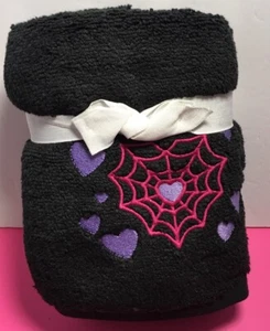 BETSEY JOHNSON HEARTS 🩷 SPIDERWEBS HAND TOWELS 2 PC Black Halloween 16 X 26 NWT - Picture 1 of 3