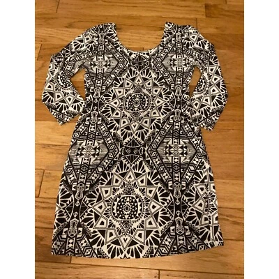 Billabong women's black/white patterned scoop neck bodycon 3/4 sleeve dress sz M - Image 1 of 4