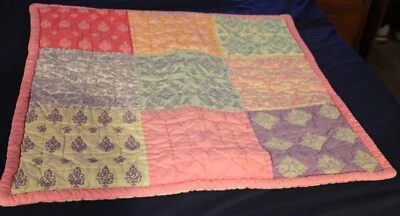 Almohada acolchada Pottery Barn Teen patrón rosa falso 25" x 25" lazo trasero Foto 1 de 4