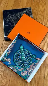 Sciarpa Hermes "La Charmante aux Animaux" 100% seta ~ 34 x 34" nuova con scatola - Foto 1 di 18