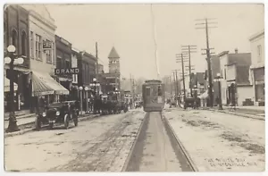 1918 Clintonville, Wisconsin ECHTFOTO Main Street, Eisenbahn Straßenwagen, Schilder - Bild 1 von 2