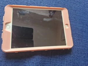 Apple iPad Mini 3rd Gen (A1599) 7.9Inch 16GB WiFi - Bundle with pink case - Picture 1 of 6