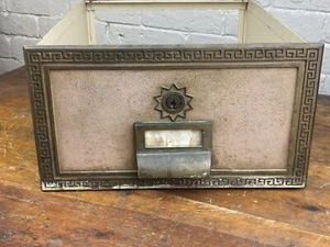 Cajón de gabinete vintage con PANEL FRONTAL DE LATÓN ORNAMENTADO, soporte para etiquetas tirador y vidrio - Imagen 1 de 7