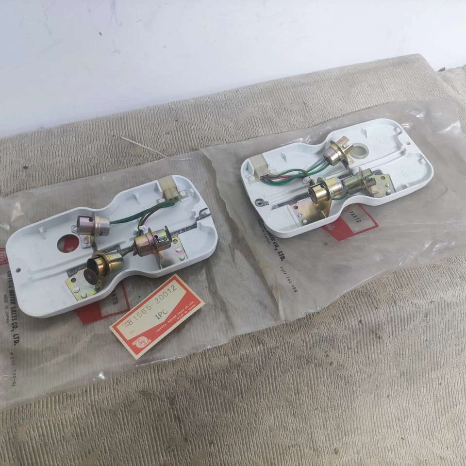 PAIR NOS GENUINE TOYOTA トヨタ TAILLIGHT BULBHOLDER SOCKET CORONA RT40 L C LC K LK - Image 1 of 4