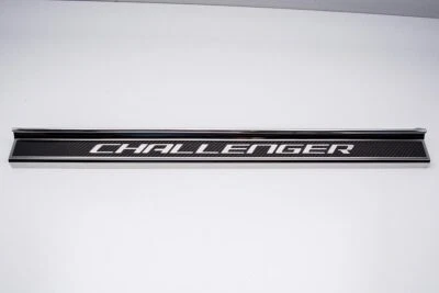 Alféizar de puerta de acero inoxidable con fibra de carbono 'Challenger' para Dodge Challenger 2008-2019 Foto 1 de 3