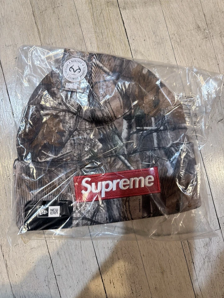 Gorro Supreme FW25 New Era Logotipo de Caja Puños Realtree Camuflaje Talla Única en Mano Foto 1 de 1