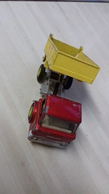 Dinky toy Ford D800 Tipper truck - Image 1 of 2