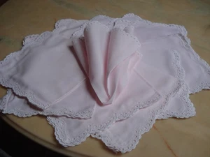 12 elegante Stoffservietten ca.42/42 cm zartrosé Schweiz Baumwolle mit Spitze - Bild 1 von 10