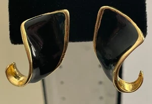 Vintage Gold Tone Black Enamel Clip On Earrings Jewelry XS-19 - Picture 1 of 7