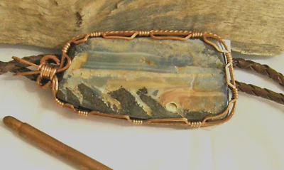 Arte rupestre unisex Boulder Opal and Copper Bolo de John Wyckoff Foto 1 de 4