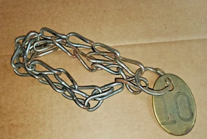 Antike Nr. 10 MESSING NUMMERIERTE KUH RINDER ANHÄNGER mit ORIGINAL KETTE Vintage Bauernhof Lot A - Bild 1 von 5