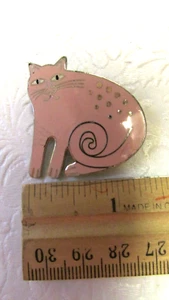 Broche Pin Vintage Tono Dorado 1.5" Esmalte ROSA GATO LAUREL BURCH Daño - Imagen 1 de 4