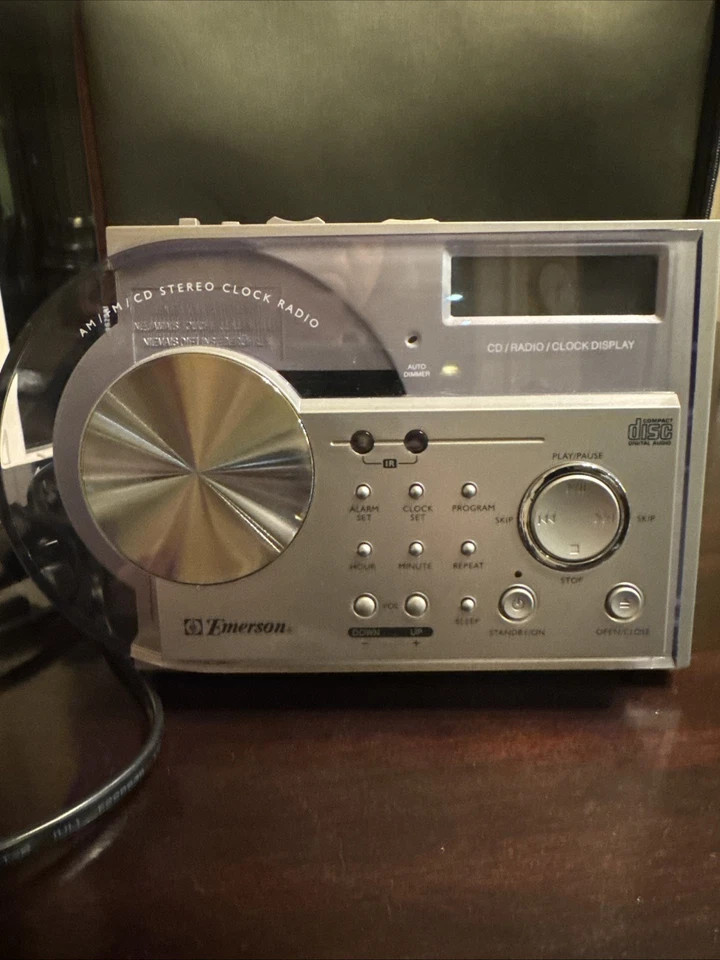 Emerson 2005 CKD 2330 AM/FM CD стерео часы радио с качающейся электронной дверью - Изображение 1 из 4