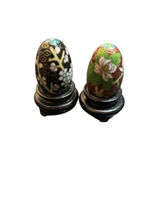Lotto di 2 uova vintage Cloisonne smaltate dipinte a mano dal Giappone floreali con supporto 2" - Foto 1 di 5
