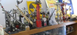 Mixed Lot of 30+ VINTAGE LIONEL & MARX O GAUGE SIGNALS, LIGHTS, BRIDGE AND MORE - Picture 1 of 8