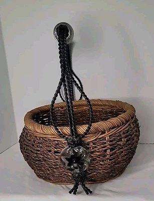 Уникальная винтажная плетеная корзина с декоративной черной металлической ручкой и большими прозрачными стеклянными бусинами - Изображение 1 из 4