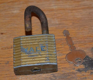 Lucchetto Yale vintage con chiave scheletro piatto funzionante N - Foto 1 di 3