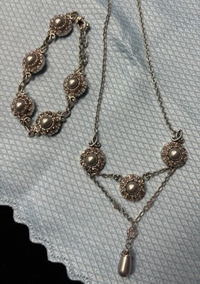 Colar e pulseira de strass rosa e pérola falsa cinza aposentado Brighton - Imagem 1 de 4