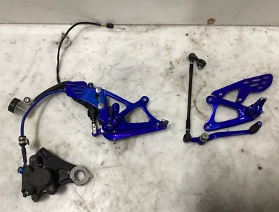 09-14 YAMAHA YZF R1 LADO DERECHO IZQUIERDO JUEGO TRASERO PINZA CAMBIO FRENO OEM Foto 1 de 4