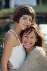 Foto 4x6 de la actriz francesa Lou Doillon con su madre, actriz británica de los años 90 - Imagen 1 de 1