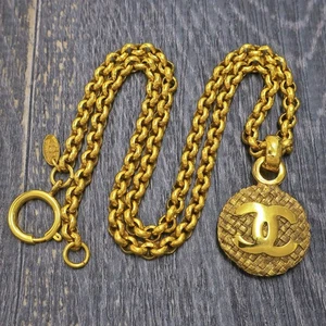 Collar colgante vintage con dije redondo logotipos CC enchapado en oro CHANEL #10024a - Imagen 1 de 7