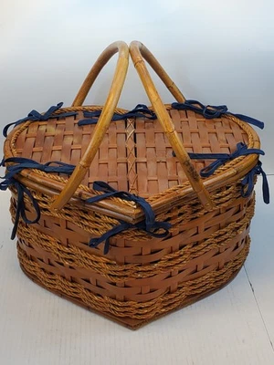 Cesta de picnic de madera vintage de mimbre ratán en forma de corazón forrada floral azul  Foto 1 de 4